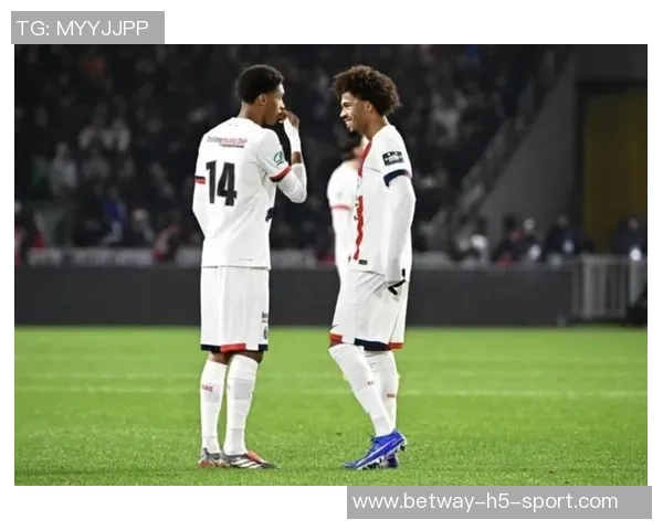 卡马拉或冬窗离队巴黎后卫引里昂关注