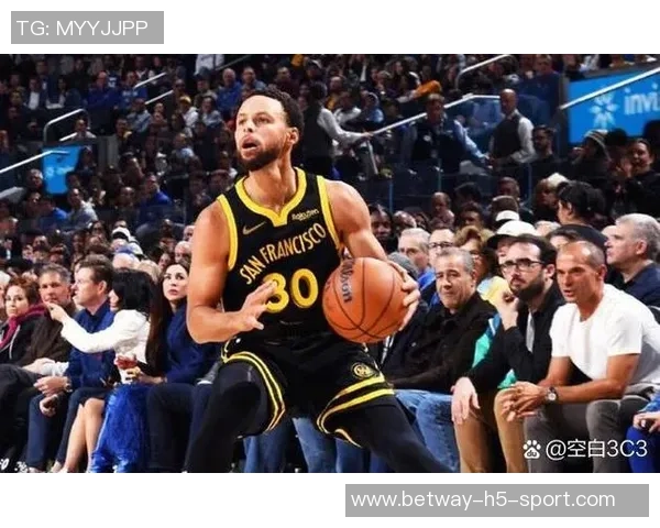 库里轻松出战16分钟贡献11分4篮板3助攻展现实力不凡